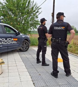Dos agentes de la Policía Nacional en Valladolid