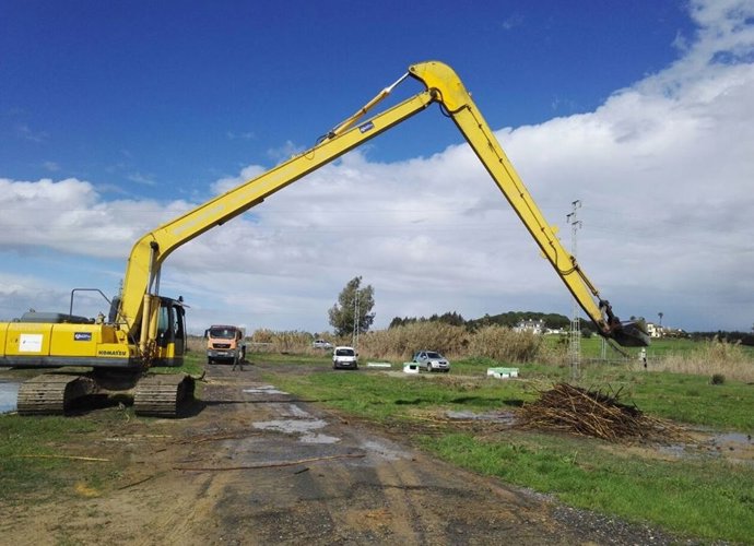 La Junta realiza labores de limpieza en el arroyo La Notaría de Aljarque (Huelva) en una imagen de archivo.
