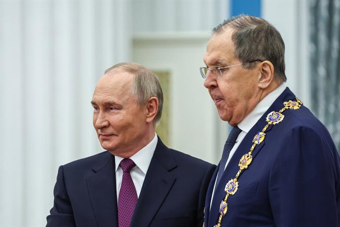 Archivo - RÚSSIA, MOSCOU - 22 de maio de 2025: O presidente da Rússia, Vladimir Putin (à esq.), e o ministro das Relações Exteriores da Rússia, Sergei Lavrov, agraciado com a Ordem de Santo André, o Apóstolo, o Primeiro Chamado, posam durante uma cerimôni