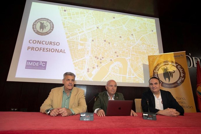 Los representantes de la Cofradía Gastronómica del Rabo de Toro Cordobés, Francisco Saavedra, Antonio Serrano y Ricardo Hernández.