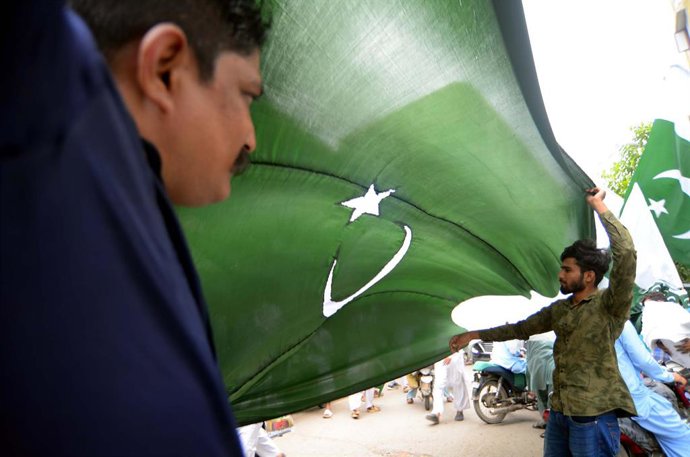 Arquivo - 9 de agosto de 2024, Paquistão: KARACHI, PAQUISTÃO, 09 DE AGOSTO: Bandeiras do Paquistão, buntings, camisas estampadas e outros itens estão sendo vendidos em conexão com o Dia da Independência do Paquistão que se aproxima, em barracas de beira d