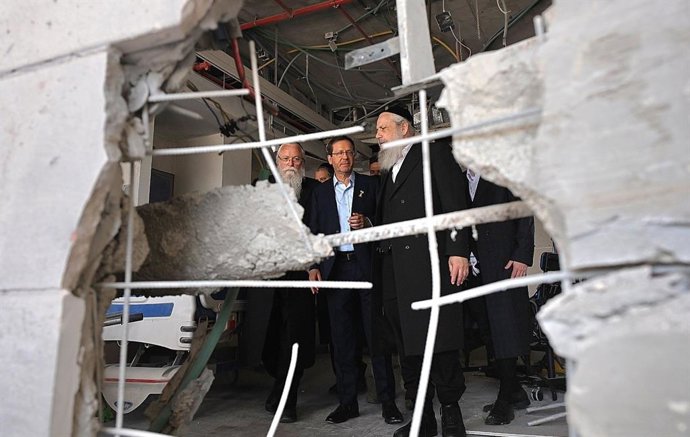 O presidente israelense Isaac Herzog monitora os danos dos ataques iranianos em Tel Aviv.