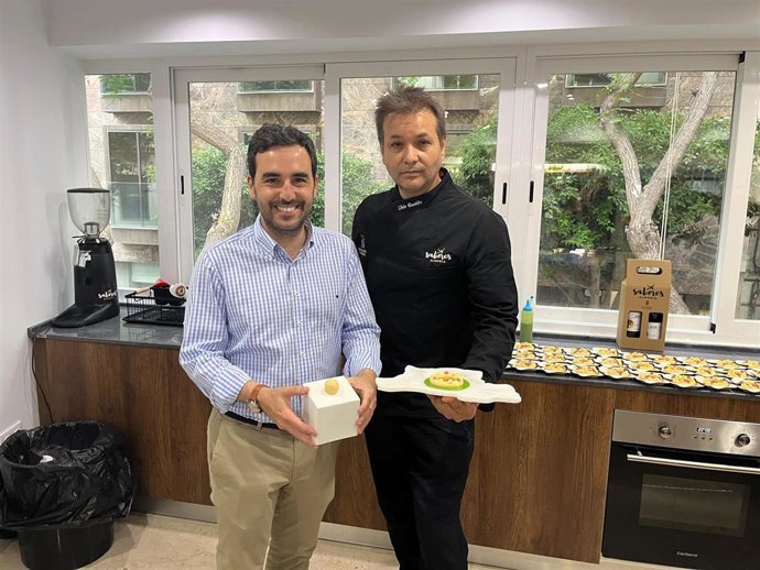 El chef almeriense, Tolo Castillo, ha dirigido la elaboración compuesta de gamba roja, tomate y pepino