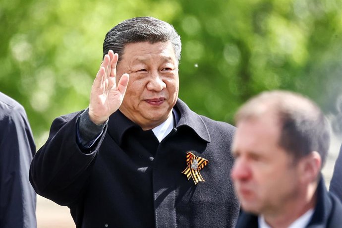 Archivo - RÚSSIA, MOSCOU - 9 de maio de 2025: O presidente da China, Xi Jinping, acena após um desfile militar do Dia da Vitória na Praça Vermelha, marcando o 80º aniversário da vitória sobre a Alemanha nazista na Segunda Guerra Mundial
