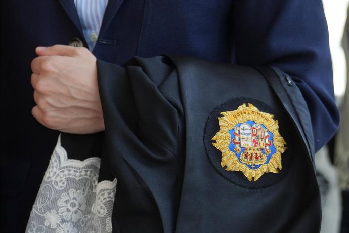 Imagen de archivo de un magistrado con la toga en la manos durante el paro del pasado 11 de junio. 