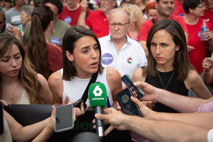La eurodiputada de Podemos Irene Montero y la portavoz de Podemos en el Congreso, Ione Belarra, atienden a los medios de comunicación, durante una nueva movilización contra el genocidio en Palestina y por el fin del comercio de armas entre España e Israel