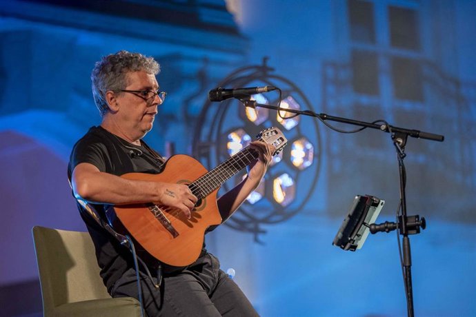 El cantautor canario Pedro Guerra anoche en la Plaza de la Constitución.