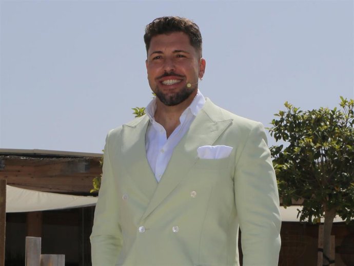 Kike Quintana en la boda de Álvaro Rojo en la playa de El Palmar, a 21 de Junio de 2025 en  Cádiz (España).