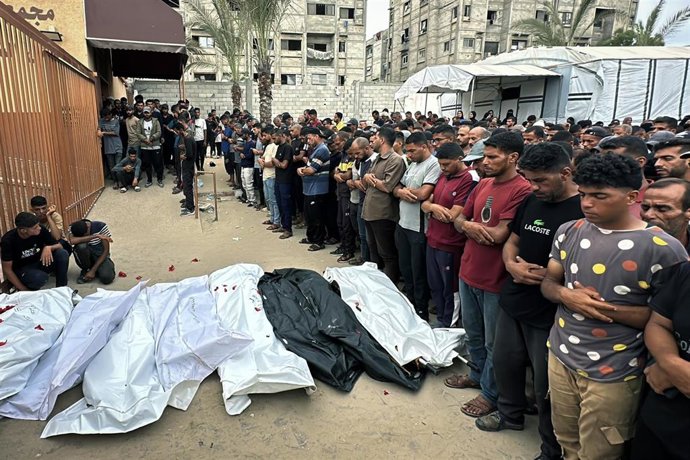 Cadáveres de palestinos llegados al Hospital Nasser tras ataques israelíes en la Franja de Gaza