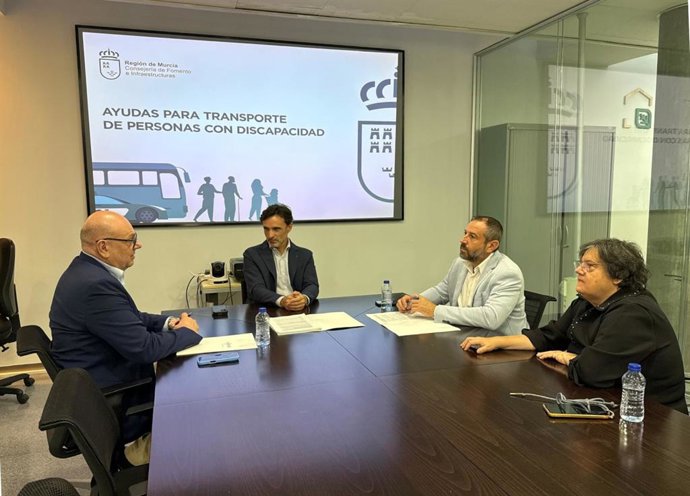 El consejero de Fomento e Infraestructuras, Jorge García Montoro, junto al director general de Movilidad y Transporte, José Antonio Verdú, y el presidente y la vicepresidenta de Cermi, Pedro Martínez y Carmen Gil respectivamente