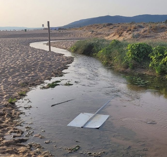 Aguas sin depurar en la playa de Atlanterra.