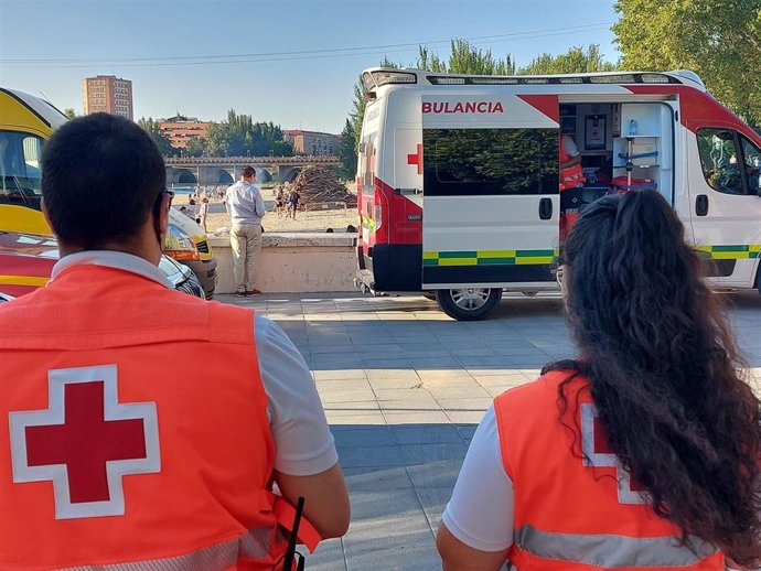 Archivo - Voluntarios de Cruz Roja en la noche de San Juan en la playa de Moreras de Valladolid.