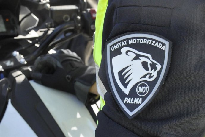 Un agente de la Unidad Motorizada (UMOT) de la Policía Local de Palma. Recurso. 