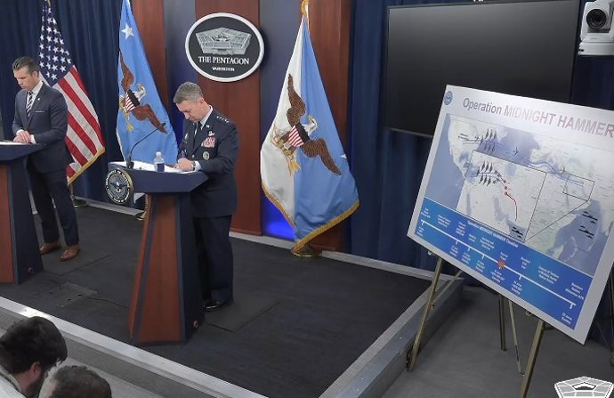 El secretario de Defensa, Pete Hegseth y el jefe del Estado Mayor, Dan Caine, anuncian la operación Martillo de Medianoche contra Irán