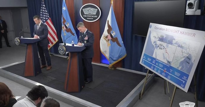 O Secretário de Defesa Pete Hegseth e o Chefe do Estado-Maior Dan Caine anunciam a Operação Midnight Hammer contra o Irã.