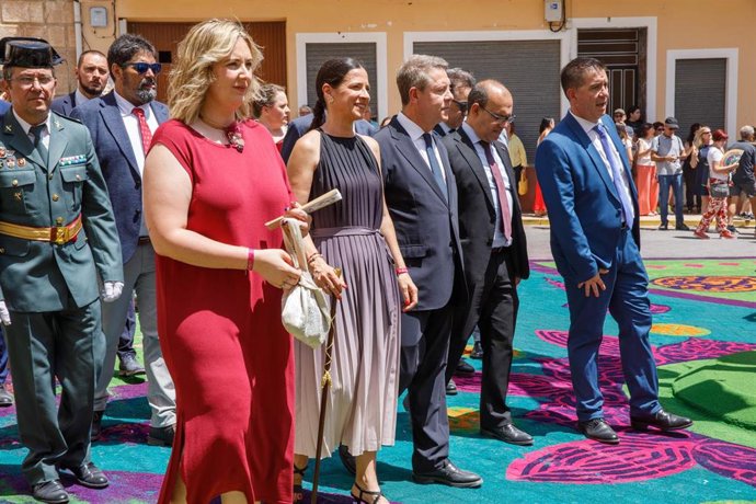 El presidente regional, Emiliano García-Page; la alcaldesa, Raquel Ruiz; el presidente de las Cortes, Pablo Bellido y el de la Diputación de Albacete, Santiago Cabañero, han visitado este domingo las Alfombras de Serrín de Elche de la Sierra.