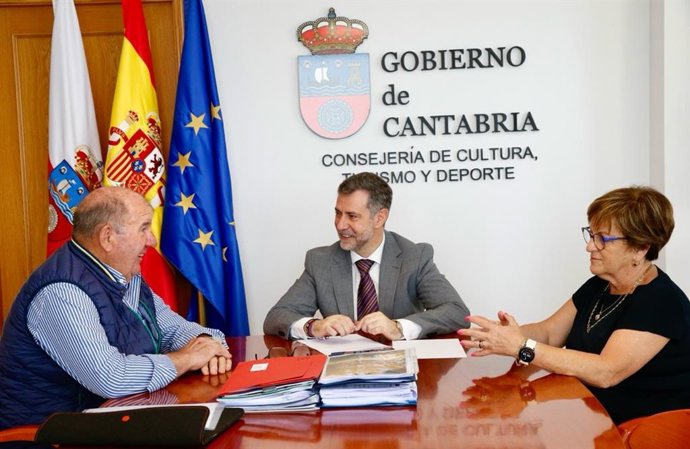 El consejero de Deporte, Luis Martínez Abad, durante el encuentro con la junta directiva de la Federación
