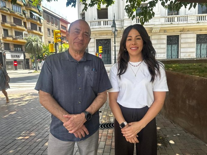 La diputada socialista Beatriz Sánchez junto a su compañera de grupo Daniel Alastuey este domingo en Zaragoza