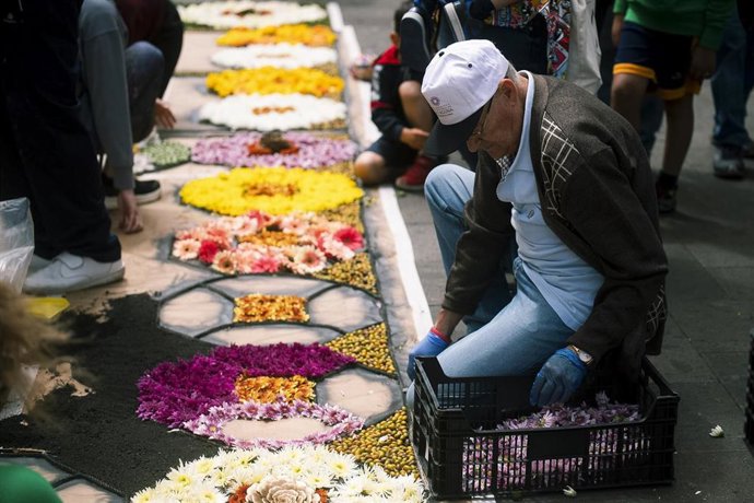 Alfombras y tapices decoran este domingo las calles de La Laguna (Tenerife) por la festividad del Corpus Christi
