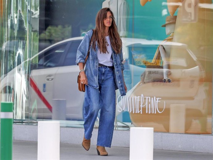 Sara Carbonero camina por las calles de Madrid (España).