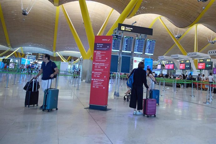 Archivo - Turistas con maletas en un aeropuerto.