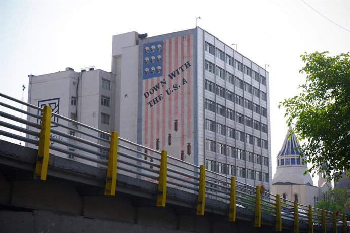 Archivo - 14 April 2024, Iran, Tehran: A view of a giant mural reading 'Down With The USA' on Karim Khan Street in downtown Tehran. Israel on Sunday hailed its air defenses in the face of an unprecedented attack by Iran, saying the systems thwarted 99\% o
