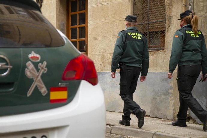 Archivo - Dos agentes de la Guardia Civil caminan por las calles de Haro 