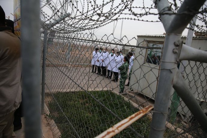 Archivo - November 18, 2012, Gom, , Iran: A group of Iranian nuclear scientists in front of the Fordow nuclear site