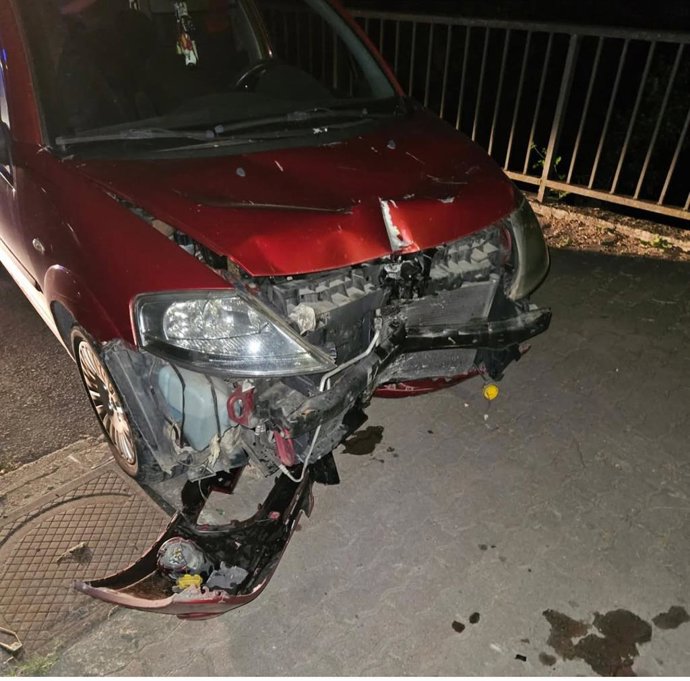 Un vehículo se estrella contra un semáforo en la Avenida de San Julián de Cuenca