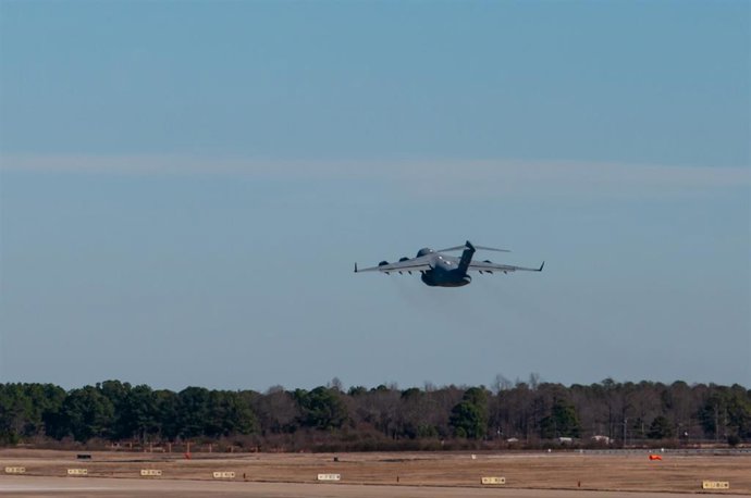 Archivo - Un avion de transporte de EEUU