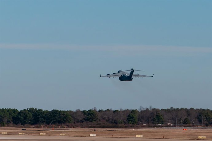 Archivo - 5 de janeiro de 2020, Pope Army Airfield, NC, EUA: 5 de janeiro de 2020 - POPE ARMY AIRFIELD, N.C., EUA - Um C-17 Globemaster III da Força Aérea dos EUA decola do Pope Army Airfield, Carolina do Norte. A Força Aérea dos EUA está apoiando a impla