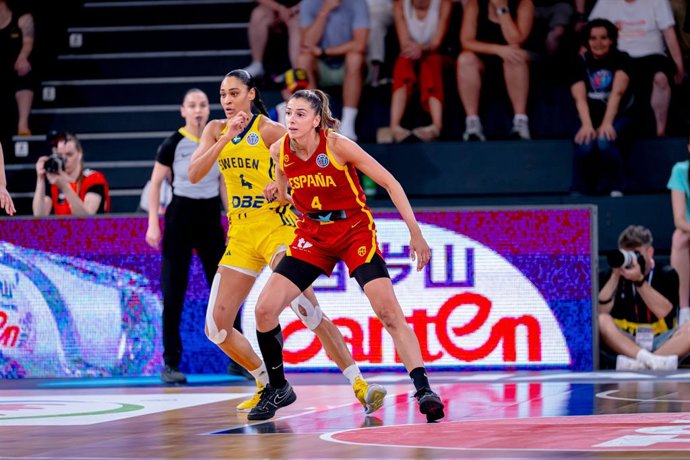 Mariona Ortiz e Nathalie Fontaine na partida Eurobasket entre Suécia e Espanha