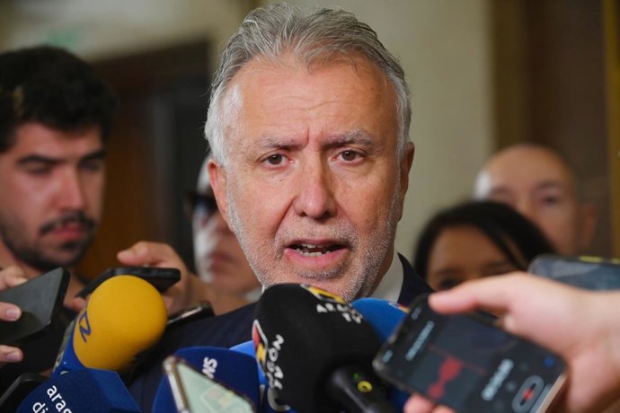 El ministro de Política Territorial y Memoria Democrática, Ángel Víctor Torres, atiende a los medios de comunicación tras presidir la reunión del Consejo Territorial de Memoria Democrática, a 10 de junio de 2025, en Zaragoza, Aragón (España). En el Consej