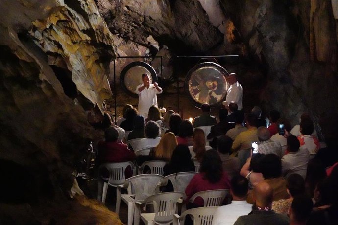 La Gruta de las Maravillas de Aracena (Huelva) ha acogido recientemente la presentación oficial de los perfumes Alma de Aracena y Cumbre de Aracena, una creación artesanal de la firma Hospedería de la Corte/Evolucion.Center