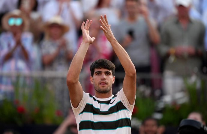 19 June 2025, United Kingdom, London: Spanish tennis player Carlos Alcaraz celebrates victory against Spain's Jaume Munar on during their men's singles round of 16 tennis match on day eleven of the HSBC Championships at The Queen's Club. Photo: Ben Whitle
