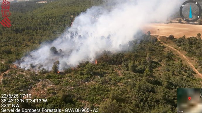 Declarado un incendio forestal próximo a la Sierra Mariola en Bocairent