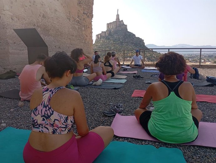El Palacio Ibn Mardanís se ha convertido esta mañana en escenario del Saludo al Sol con motivo del solsticio de verano
