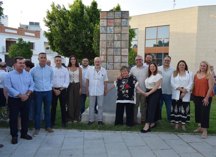 El Ayuntamiento de Los Palacios inaugura la Plaza Abogados de Atocha con un monolito en homenaje a los cinco abogados asesinados en 1977