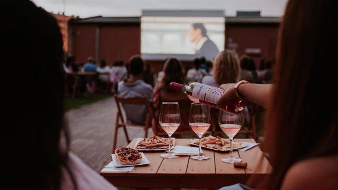 CARTELERA CON QUÍMICA EMOCIONAL PARA EL CINE DE VERANO DE BODEGAS FRANCO-ESPAÑOLAS