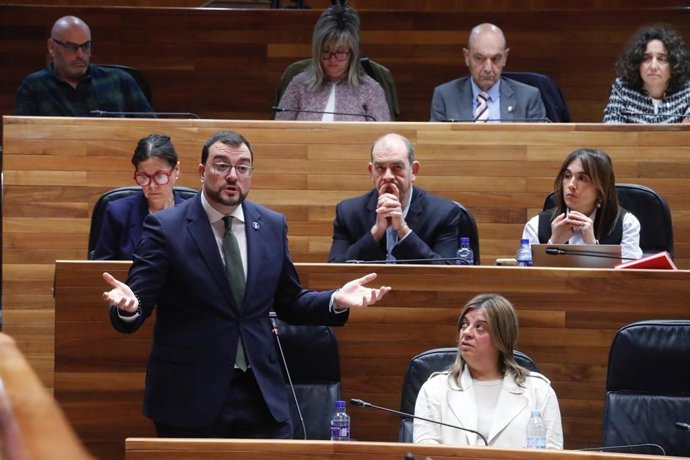 Archivo - El presidente del Principado de Asturias, Adrián Barbón, en la Junta General.