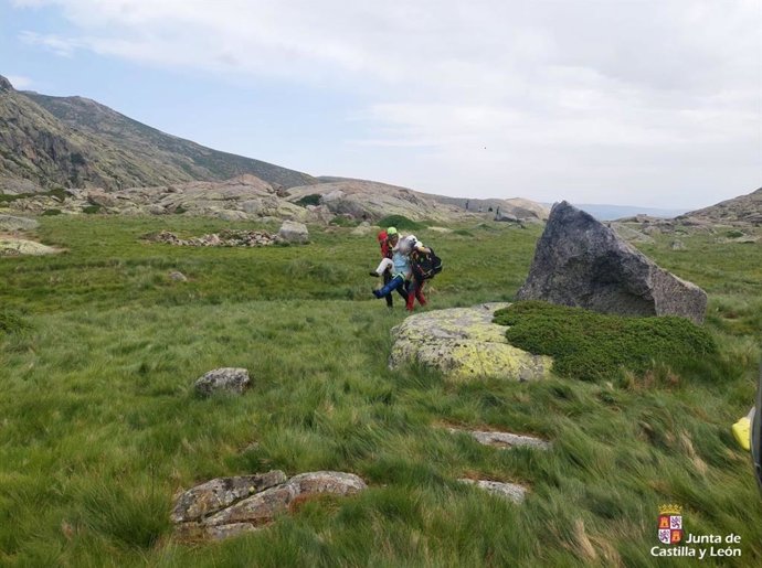 Rescatados dos senderitas heridos cerca de la Laguna de la Majalaescoba, en Zapardiel de la Ribera (Ávila).