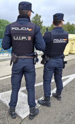 Archivo - Dos agentes de la Policía Nacional