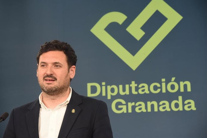 Archivo - El diputado de Centros Sociales, Mayores y Juventud, Roberto González