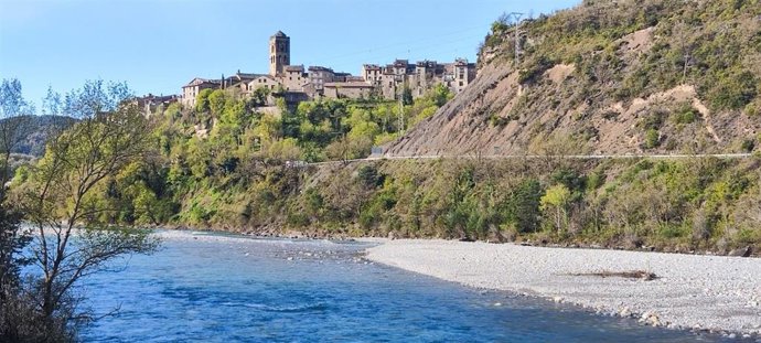 Vista de Aínsa. La localidad altoaragonesa puede registrar este lunes una temperatura máxima de unos 36 grados.