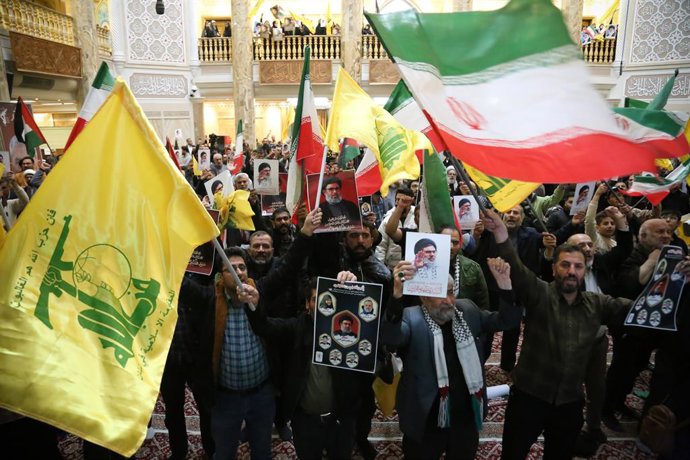 31 de outubro de 2024, Teerã, Irã: Iranianos agitam bandeiras do Irã e do Hezbollah durante uma cerimônia na Praça da Palestina, em Teerã, em homenagem ao falecido Hashem Safieddine, um proeminente clérigo que deveria suceder o líder assassinado do Hezbol