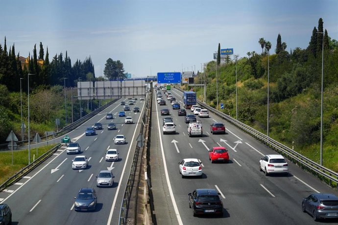 Archivo - Vehículos circulan en la salida de Sevilla hacia la costa. A 11 de abril de 2025 en Sevilla, Andalucía (España). 