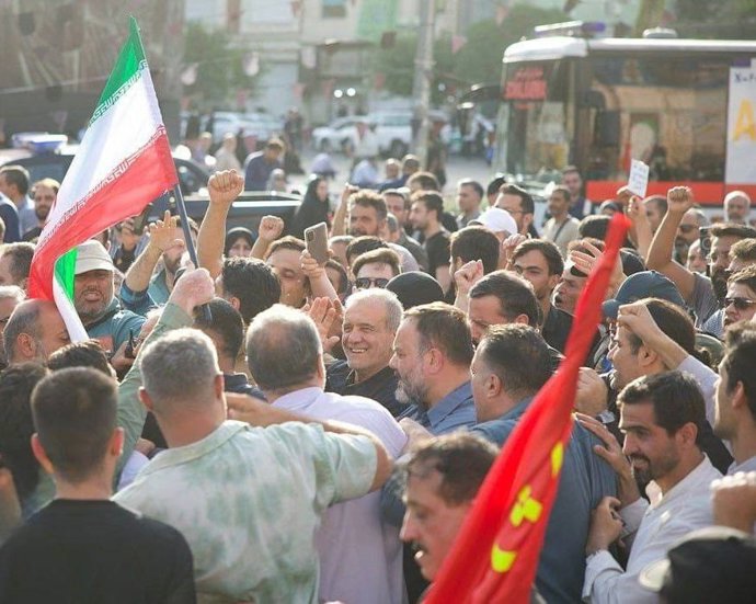 El presidente de Irán, Masud Pezeshkian, en una manifestación en Teherán