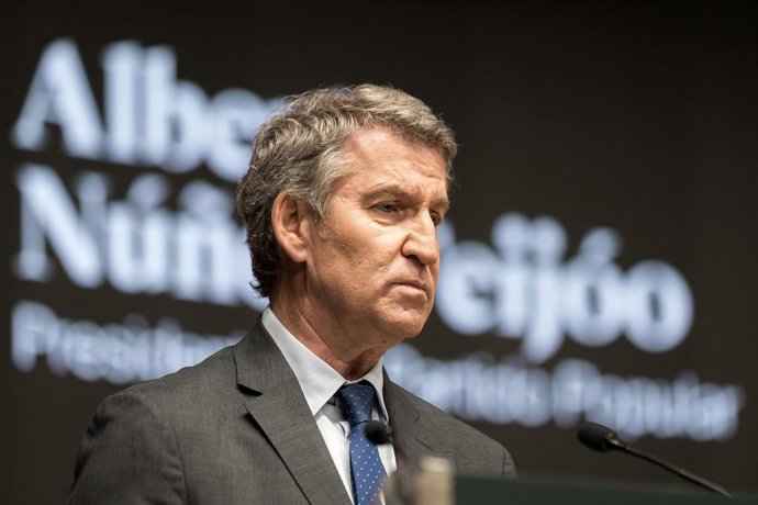 El presidente del PP, Alberto Núñez Feijóo, durante la segunda jornada del foro Santander Women Now, en el Beatriz Madrid, a 19 de junio de 2025, en Madrid (España).