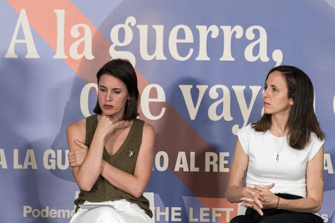 La eurodiputada de Podemos Irene Montero (i), y la portavoz de Podemos en el Congreso, Ione Belarra (d), durante el acto ‘A la guerra, que vayan ellos’ organizado por Podemos y el grupo The Left en el Parlamento Europeo, en el Espacio Próxima Estación, a 