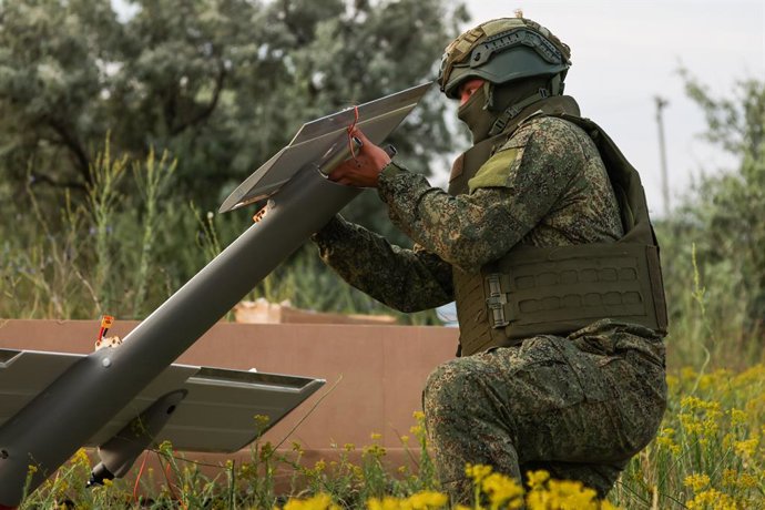 RÚSSIA, REGIÃO DE KHERSON - 15 DE JUNHO DE 2025: Um militar da unidade de drones do Grupo Dnepr do Exército russo passa por treinamento para praticar a operação de drones de combate do tipo Molniya-2